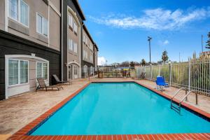 a swimming pool in front of a building at La Quinta by Wyndham Vicksburg in Vicksburg