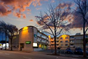 um edifício ao lado de uma rua da cidade em La Quinta Inn by Wyndham Berkeley em Berkeley