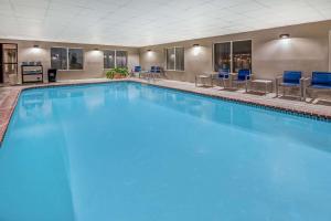 a large swimming pool in a hotel room at La Quinta by Wyndham Kennewick in Kennewick