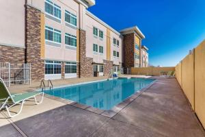 a swimming pool in front of a building at La Quinta by Wyndham Monahans in Monahans