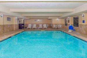 une grande piscine d'eau bleue dans un hôtel dans l'établissement La Quinta by Wyndham Warner Robins - Robins AFB, à Warner Robins