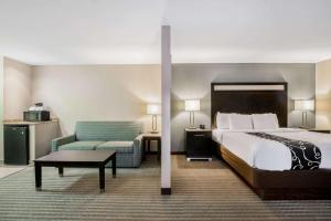 A bed or beds in a room at La Quinta Inn & Suites Casino and Bar by Wyndham Glendive