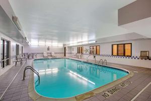 Bazén v ubytování La Quinta by Wyndham Fayetteville nebo v jeho okolí