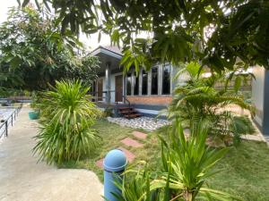 Taman di luar Midtown Sukhothai