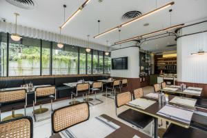 Hotel Amber Sukhumvit 85 tesisinde bir restoran veya yemek mekanı