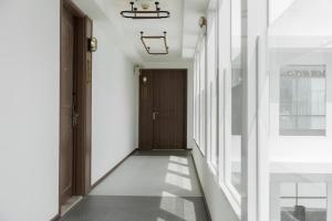 a hallway with a door and a tile floor at Hotel Amber Sukhumvit 85 in Bangkok
