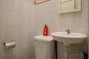 Koupelna v ubytování RedDoorz near Stasiun Tawang Semarang + 28 fotografií