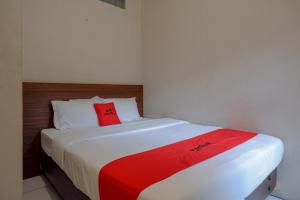 Säng eller sängar i ett rum på RedDoorz near Stasiun Tawang Semarang