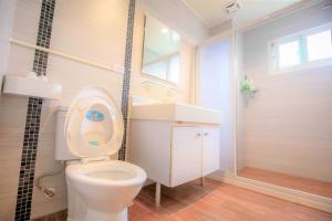 un bagno con un water bianco e un lavandino di Lohas-artist B&B a Chaozhou Altre 37 foto