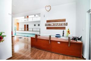 Epamulla的住宿－Meth Suites，一个带书桌的办公室和一个游泳池