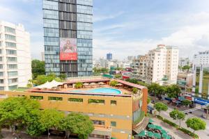 um edifício com piscina no meio de uma cidade em Giang Linh Hotel em Ho Chi Minh