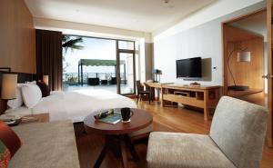宜蘭市的住宿－宜蘭蘭城晶英酒店，一间卧室设有一张床,客厅设有电视。