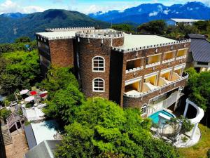 uma vista aérea de um edifício de tijolos com uma piscina em Huis Ten Bosch em Ren'ai