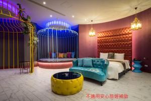 - une chambre avec un lit et une cage pour oiseaux dans l'établissement Icolour Villa Motel, à Taichung