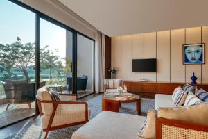 Awei Metta (Yangon) TV 또는 엔터테인먼트 센터