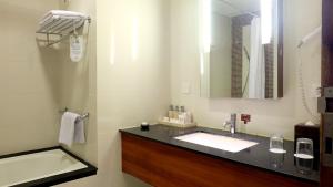 
A bathroom at Jambuluwuk Maliboro Hotel Yogyakarta
