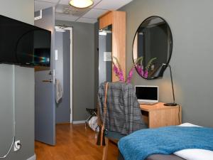 TV o dispositivi per l'intrattenimento presso Hasse på Sjökanten Hotell & Restaurang