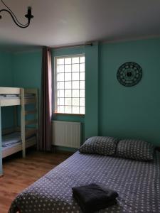 - une chambre avec un lit et une fenêtre dans l'établissement Pensjonat Dwa Dęby, à Hajnówka