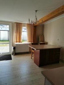 - un salon avec une table et une grande fenêtre dans l'établissement Pensjonat Dwa Dęby, à Hajnówka