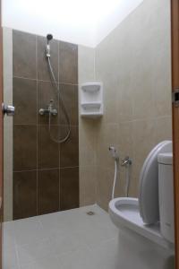 bagno con doccia e servizi igienici. di Casa Vanda Guesthouse a Serpong