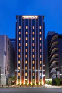 un edificio con un cartel encima en Hotel Resol Ueno en Tokio