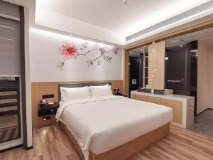 Ліжко або ліжка в номері Paco Hotel Beijing Road Metro Guangzhou