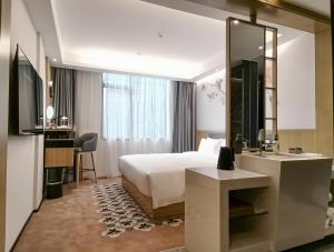 Paco Hotel BeiJing Road Metro Guangzhou-Free Shuttle Bus For Canton Fair的电视和/或娱乐中心