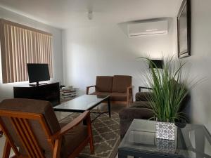 Posezení v ubytování Private Chalan Pago Apartment
