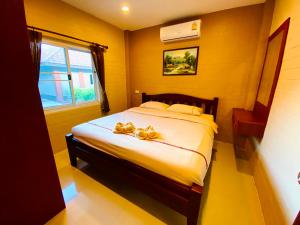 Postel nebo postele na pokoji v ubytování Benwadee Resort Pattaya
