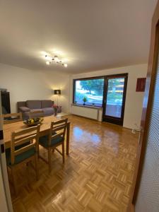 ein Wohnzimmer mit einem Tisch und einem Sofa in der Unterkunft Apartment in Uninähe in Lübeck