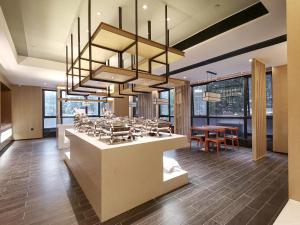 广州Paco Hotel BeiJing Road Metro Guangzhou-Free Shuttle Bus For Canton Fair的大型用餐室配有大吊灯
