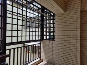 um quarto com janelas grandes num edifício em 星之芳庭 潮州民宿 親子寵物友善 em Chaozhou