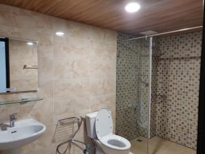 uma casa de banho com um WC, um lavatório e um chuveiro em 星之芳庭 潮州民宿 親子寵物友善 em Chaozhou