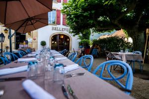 Restoran või mõni muu söögikoht majutusasutuses Hôtel Restaurant Bellevue