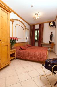 una camera da letto con un grande letto con piumone rosso di Hotel Valle Verde - Rent Ski & Bike a Tarvisio