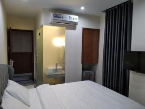 Postel nebo postele na pokoji v ubytování PEACE HOTEL