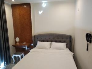 Postel nebo postele na pokoji v ubytování PEACE HOTEL