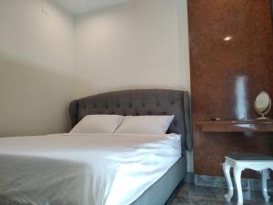 Postel nebo postele na pokoji v ubytování PEACE HOTEL