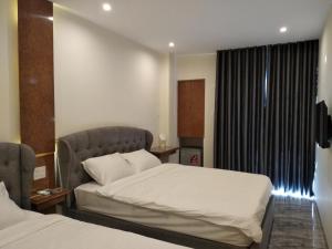 Postel nebo postele na pokoji v ubytování PEACE HOTEL