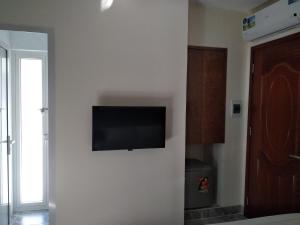 einen Flachbild-TV an der Wand in einem Zimmer in der Unterkunft PEACE HOTEL in Vũng Tàu