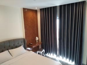 Postel nebo postele na pokoji v ubytování PEACE HOTEL