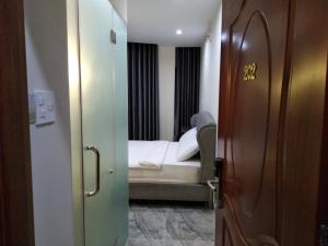 Postel nebo postele na pokoji v ubytování PEACE HOTEL
