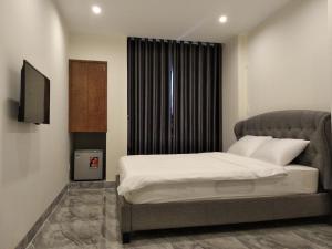 Postel nebo postele na pokoji v ubytování PEACE HOTEL