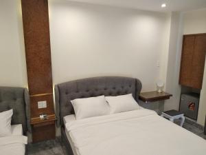 Postel nebo postele na pokoji v ubytování PEACE HOTEL