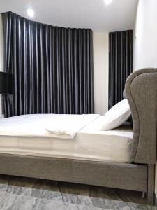 Postel nebo postele na pokoji v ubytování PEACE HOTEL