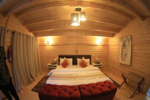 Ein Bett oder Betten in einem Zimmer der Unterkunft Severine Cottages and Lounge Ltd