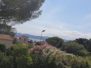 Fotografie z fotogalerie ubytování Villa au calme 500 m plages et port santa lucia v destinaci Saint-Raphaël