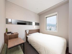 Super Hotel Beppu Ekimae房間的床
