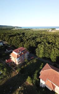 una vista aérea de una casa en un campo en Guest House Villa Rose, en Primorsko