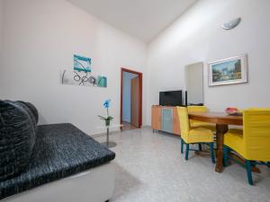 TV a/nebo společenská místnost v ubytování Cozy apartment with breakfast on request 1